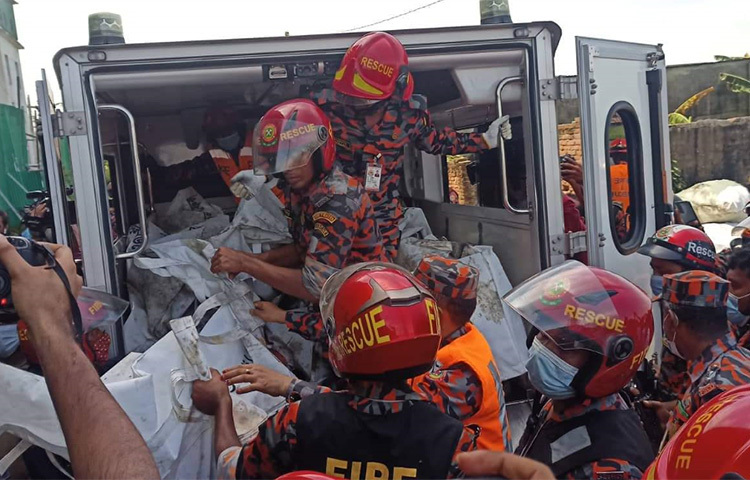 অগ্নিকাণ্ডে নিহতদের মরদেহ নিয়ে যাচ্ছে ফায়ার সার্ভিসের কর্মীরা। ছবি: জাগো নিউজ