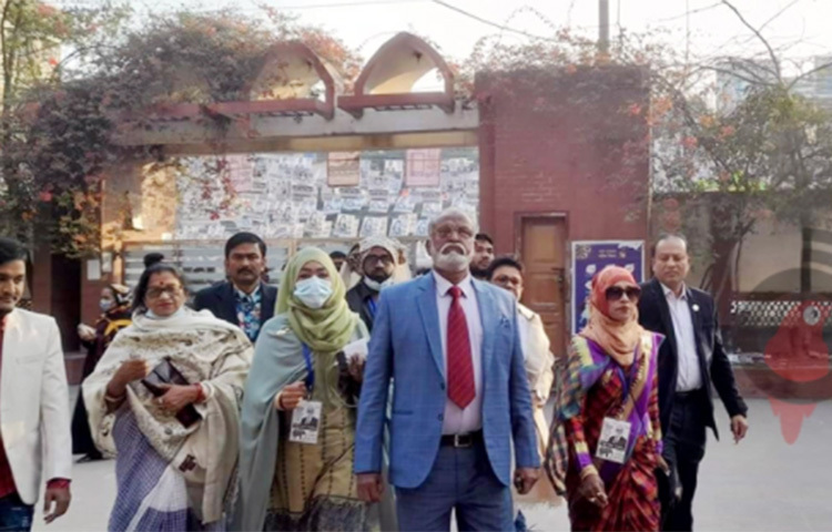 ভোট কেন্দ্র পরিদর্শনে বিএনপির বিভিন্ন পদ থেকে অব্যাহতি পাওয়া স্বতন্ত্র প্রার্থী অ্যাডভোকেট তৈমূর আলম খন্দকার। ছবি: মাহবুব আলম