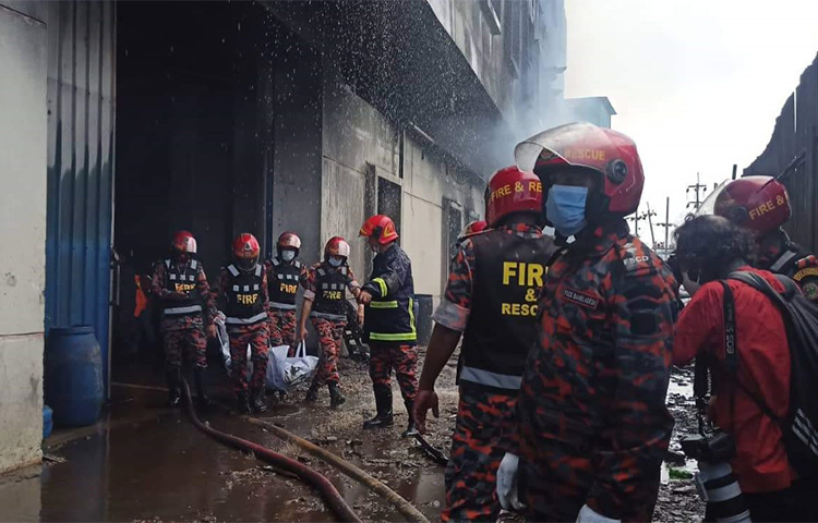 ফায়ার সার্ভিসের কর্মকর্তারা জানান, আগুন নিয়ন্ত্রণে আনার পর ছয়তলা ভবনের চতুর্থতলা পর্যন্ত প্রবেশ করা গেছে। সেখান থেকেই এতোগুলো মরদেহ উদ্ধার করা হয়েছে। ছবি: জাগো নিউজ