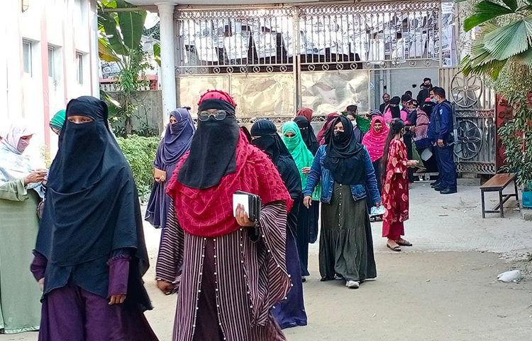 শীত উপেক্ষা করে ভোর থেকেই ভোটারদের কেন্দ্রে আসতে দেখা গেছে। অনেকে ফজরের নামাজ পড়ে ভোটকেন্দ্রে চলে এসেছেন। ছবি: মাহবুব আলম