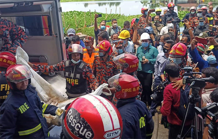 বৃহস্পতিবার (৮ জুলাই) বিকেলের ওই অগ্নিকাণ্ডে কারখানা ভবন থেকে লাফিয়ে পড়ে তখনই তিনজনের মৃত্যু হয়। ছবি: জাগো নিউজ