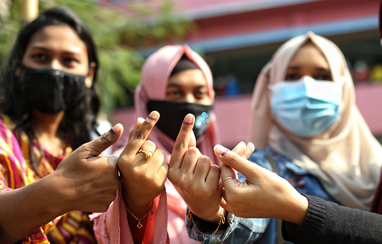 শান্তিপূর্ণ পরিবেশে নিজেদের ভোটাধিকার প্রয়োগ করতে পেরে নতুন প্রজন্মের এই ভোটাররা বেশ আনন্দিত। ছবি: মাহবুব আলম