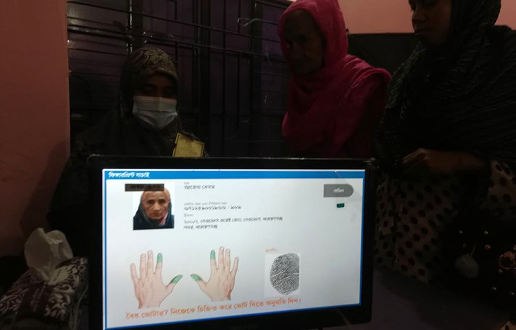 একটি কেন্দ্রে ইভিএমে ভোটগ্রহণ চলছে। ছবি: মাহবুব আলম