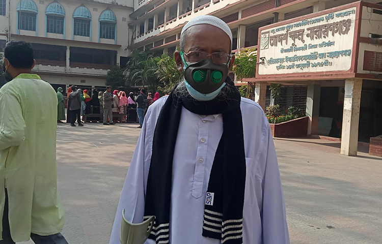 ভোট দিতে এসেছিলেন ৮৬ বছর বয়সী মনসুর আহমেদ। তিনি নগরের ১৩ নম্বর ওয়ার্ডের ‘আদর্শ স্কুল, নারায়ণগঞ্জ’ কেন্দ্রে ভোট দেন। ছবি: মাহবুব আলম