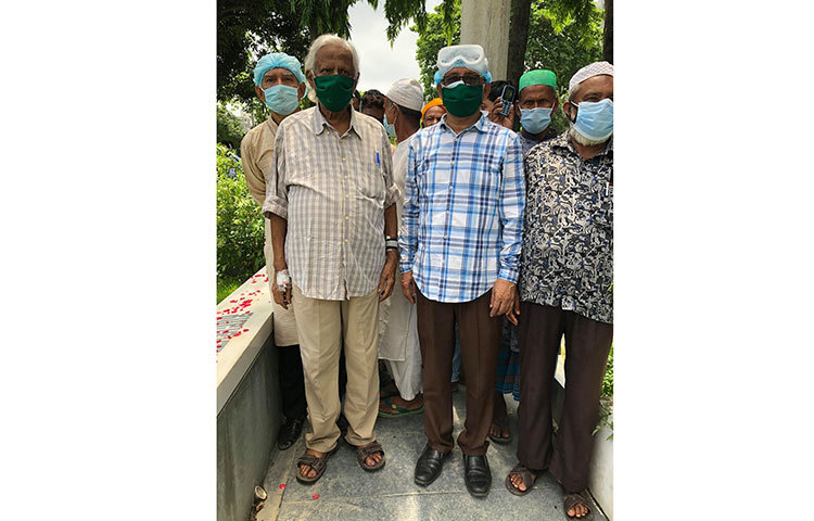 নাসিমের কবরের কাছে কিছুক্ষণ নিরবে দাঁড়ান ডা. জাফরুল্লাহ।