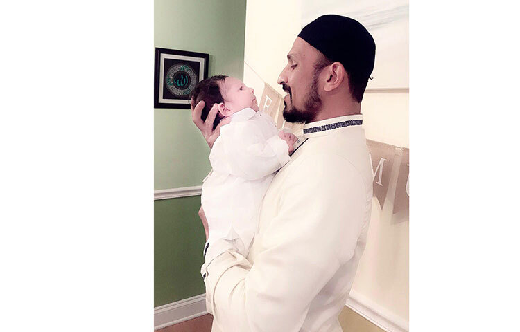 এবার ঈদ-উল ফিতর উপলক্ষে তিনি সন্তানের ছবি প্রকাশ করলেন। নিউইয়র্কের লং আইল্যান্ড সিটিতে একটি রাস্তায় দাঁড়িয়ে ছেলে সন্তানকে নিয়ে ছবি তোলেন নাসির।  ছবি: সংগৃহীত