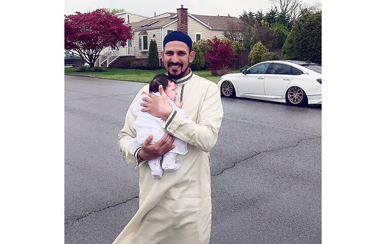 ঈদের নামাজ পড়ার পর সন্তানকে নিয়ে তোলা ছবিটি তিনি নিজের ফেসবুক পেজে আপলোড করেন গতকাল রাতেই। ছবি: সংগৃহীত