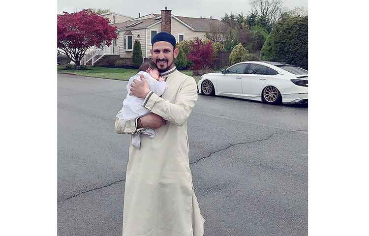 ছবি আপলোড করে নাসির ক্যাপশনে লিখেছেন, ‘The best eid of my life . I am blessed. Allhamdulillah... EID MUBARAK (আমার জীবনের সেরা ঈদ। আমি ধন্য। আলহামদুলিল্লাহ..., ঈদ মোবারক)। ছবি: সংগৃহীত