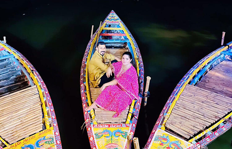 নৌকায় বসে প্রিয় মুহূর্তগুলো কাটাচ্ছেন নাসির-তামিমা। ছবি: ফেসবুক