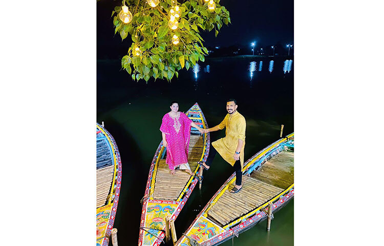 জীবনের বাকিটা পথ এভাবে হাতে হাত রেখে পথ চলবেন তারা। ছবি: ফেসবুক