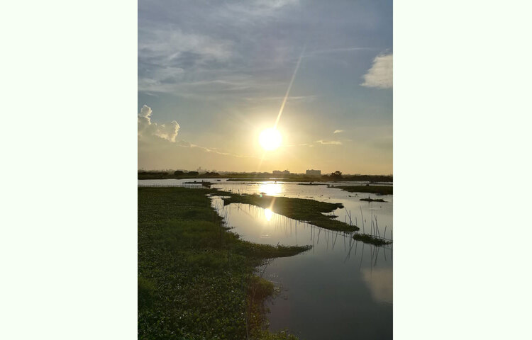 সাদা মেঘের সাথে সূর্যের লুকোচুরি। ছবি: এস. এম. মাছুম বিল্লাহ