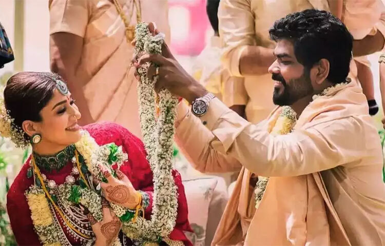 দীর্ঘ সাত বছর সম্পর্কে থাকার পর অবশেষে গাঁটছড়া বাঁধলেন দক্ষিণী ছবির শীর্ষ জনপ্রিয় নায়িকা অভিনেত্রী নয়নতারা ও পরিচালক ভিগ্নেশ শিবান। ৯ জুন নয়নতারা ও ভিগ্নেশের বিয়ে হয় মহাবলিপুরমের একটি বিলাসবহুল হোটেলে। রজনীকান্ত, মণিরত্নম থেকে শাহরুখ খান, বিয়ের অনুষ্ঠানে উপস্থিত ছিলেন সিনেমাজগতের বহু নক্ষত্র। ছবি: সংগৃহীত