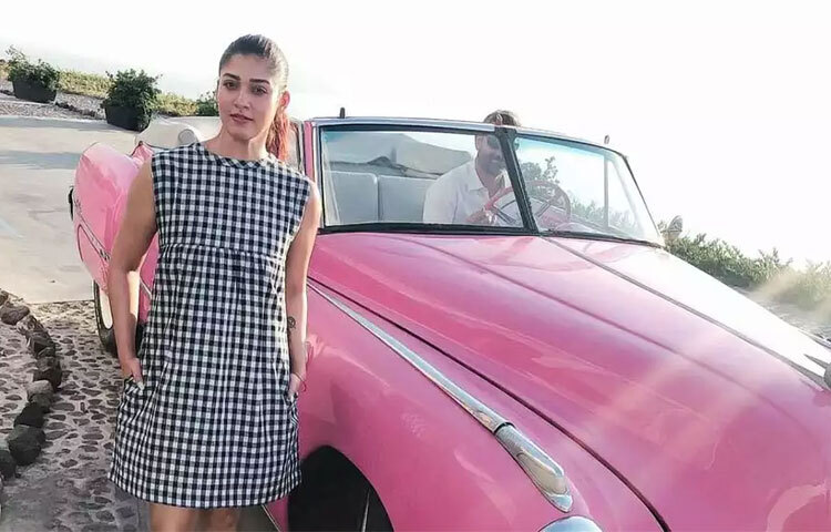 ৭৪ লাখ ৫০ হাজার রুপি মূল্যের বিএমডবিøউ ৫ সিরিজের একটি গাড়ি সংগ্রহে রয়েছে অভিনেত্রীর কাছে। ছবি: সংগৃহীত