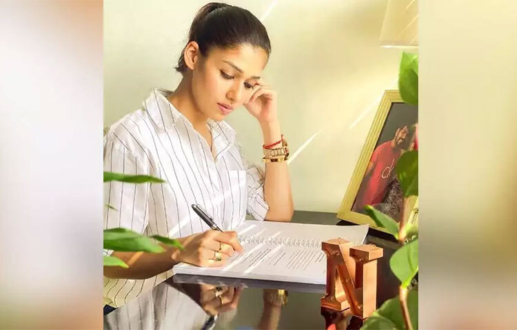 একটি প্রসাধনী সংস্থাও খুলেছেন নয়নতারা। যৌথভাবে এই ব্যবসা করেন তিনি। অনলাইনে এখান থেকে বিভিন্ন ধরনের লিপ বাম পাওয়া যায়। ছবি: সংগৃহীত