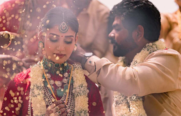 বিয়ে করলেন দক্ষিণী তারকা নয়নতারা। পাত্র তার দীর্ঘ দিনের প্রেমিক, পরিচালক ভিগনেশ শিবান। দীর্ঘ ৬ বছর ধরে সম্পর্কে রয়েছেন নায়িকা ও পরিচালক। বুধবার ভারতের চেন্নাইয়ের মহাবলিপুরমের শেরাটন পার্কে তাদের বিয়ে উপলক্ষে তারকা সমাবেশ। সূত্রের খবর, শাহরুখ খান, রজনীকান্ত, বিজয় সেতুপতি, মণি রত্নম, আতলীর মতো তাবড় তারকারা দক্ষিণী নায়িকার বিয়ের নিমন্ত্রণ রক্ষা করতে গিয়েছিলেন। ছবি: সংগৃহীত