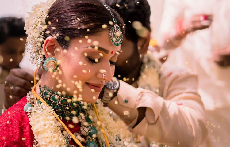 পরিবার, বন্ধুবান্ধব এবং আত্মীয়ের উপস্থিতিতে বিয়ে করলেন নয়নতারা। বিয়ের পরেই নবদম্পতির ছবি ভাইরাল সোশ্যাল মিডিয়ায়। ছবিটি পোস্ট করেছেন বর ভিগনেশ নিজেই। ছবি: সংগৃহীত