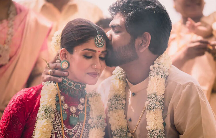 মালাবদলের পর ভিগনেশ তার স্ত্রীর হাত ধরে অন্য হাত দিয়ে তাকে গলা ধরে কপালে চুম্বন করছেন ভিগনেশ। এই ছবিটি পোস্ট করে ভিগনেশ লিখেছেন, ‘১০-এ মানদণ্ডে নম্বর দিতে হলে, সে নয়ন আর আমি এক। ঈশ্বর, ব্রহ্মাণ্ড এবং আমাদের মা-বাবা, বন্ধুবান্ধবের আশীর্বাদে বিয়ে করলাম আমি ও নয়নতারা।’ সঙ্গে জুড়ে দিয়েছেন একাধিক প্রেমের ইমোটিকন। ছবি: সংগৃহীত