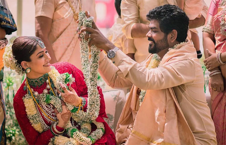 ভিগনেশের পর নয়নতারাও সেই ছবিটি পোস্ট করেছেন সোশ্যাল মিডিয়ায়। ভিগনেশ তার টুইটার প্রোফাইল ইতিমধ্যে বিয়ের একাধিক ছোট ছোট মুহূর্তের ছবিতে ভরিয়ে তুলেছেন। তাতে ফুটে উঠেছে তাদের প্রেম। কোথাও তারা মালাবদল করার সময়ে খুনসুটি ও খেলায় মেতেছেন। কোথাও আবার বর তার কনের গলায় মঙ্গলসূত্র পরিয়ে দিচ্ছেন। ছবি: সংগৃহীত