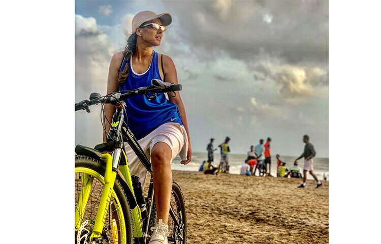 নীল ভেস্ট ও সাদা জুতোর মিশ্রণে নিয়ার সাজ। ছবি: সংগৃহীত
