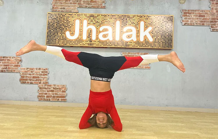 লাল ক্রপ টপ ও রঙিন লেগিংসে নিয়ার স্প্লিট। ছবি: সংগৃহীত