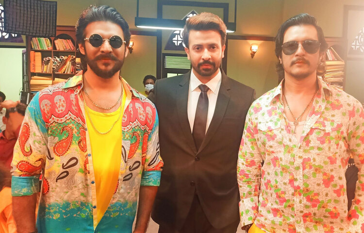 নতুন প্রজন্মের দুই তারকাকে উৎসাহ দিতে শুটিং সেটে উপস্থিত হয়েছেন নায়ক শাকিব খান।