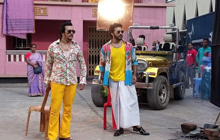 বিজ্ঞাপনটি নির্মাণ প্রসঙ্গে সাইফ চন্দন বলেন, ‘ইমন ও নিরব আমাদের সিনেমার দুই প্রিয় মুখ। সঙ্গে আছেন আমাদের শোবিজের আরেক প্রিয়মুখ পিয়া। সব মিলিয়ে আমার কাছে মনে হয়েছে বিজ্ঞাপনটি দর্শকের কাছে একটি উপভোগ্য বিজ্ঞাপন হবে।’