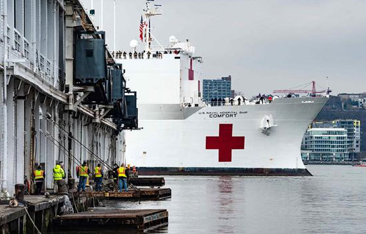 নিউ ইয়র্ক শহরের সরকারি হাসপাতাল ও অস্থায়ী আইসোলেশন কেন্দ্রগুলোতে বাড়তে থাকা চাপ কমাতে প্রথমে এই ভাসমান জাহাজ আনার সিদ্ধান্ত নেয় ট্রাম্প সরকার।