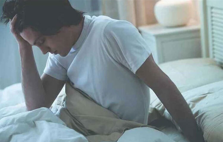 হাইপারথায়রডিসমের অন্যতম লক্ষণ রাতে ঘুমের মধ্যে ঘাম হওয়া। ছবি: সংগৃহীত