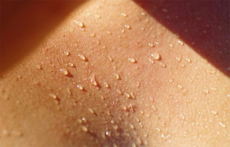 শরীরে কোনো ইনফেকশন হয়ে আছে। কিন্তু আপনি হয়তো জানেন না। বিশেষত টিবি বা এইচআইভি-তে এই উপসর্গ দেখা যায়। চিকিৎসকের পরামর্শ নিয়ে অ্যান্টিবায়োটিক খেতে পারেন। ছবি: সংগৃহীত