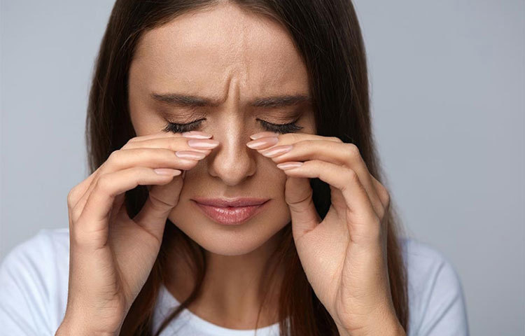 চোখ জ্বালা করলে বা চোখ লাল হয়ে গেলে নিমপাতা পানিতে সিদ্ধ করুন। পানি ঠান্ডা হলে, তাই দিয়ে চোখ ধুইলে উপকার পাবেন।