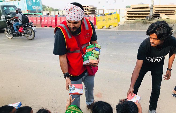 প্রখ্যাত গায়ক নোবেল সারাদিনের ব্যস্ততা ফেলে পথশিশুদের মাঝে খাবার বিতরণ করেছেন।