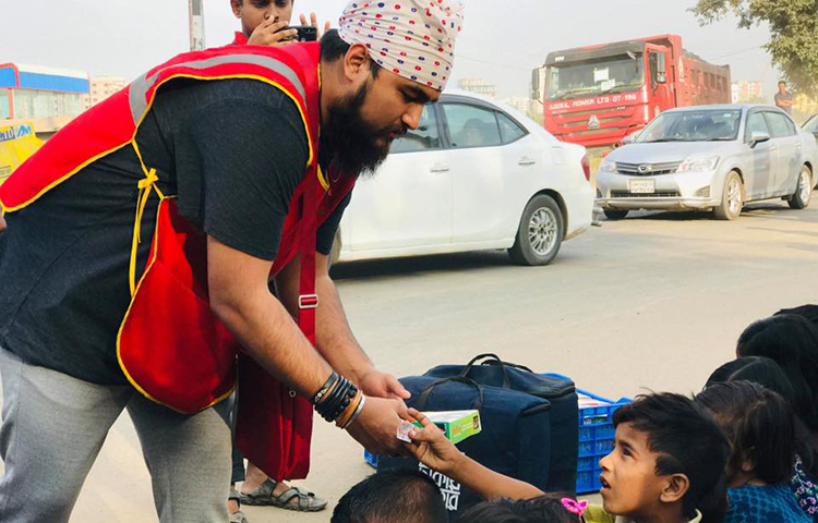 বিদ্যানন্দ ফাউন্ডেশনের আয়োজনে ‘এক টাকায় আহার’ কার্যক্রমে পথশিশুদের মাঝে খাবার পরিবেশন করা হয়।