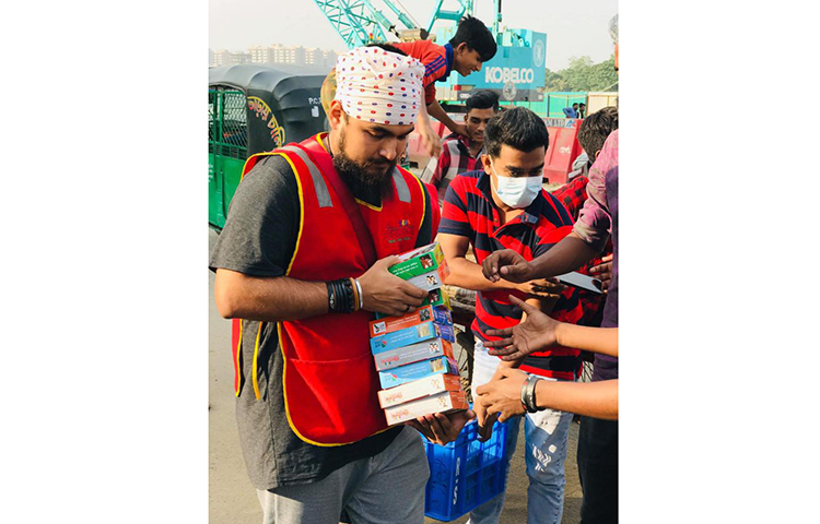 নোবেলের হাতে খাবারের প্যাকেট।