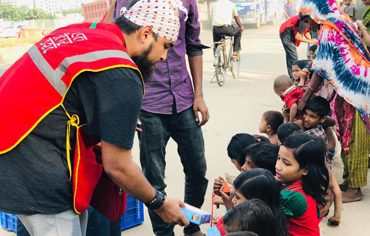 এক টাকায় আহার কার্যক্রমে নোবেলকে পেয়ে উচ্ছ্বসিত পথশিশুরা।