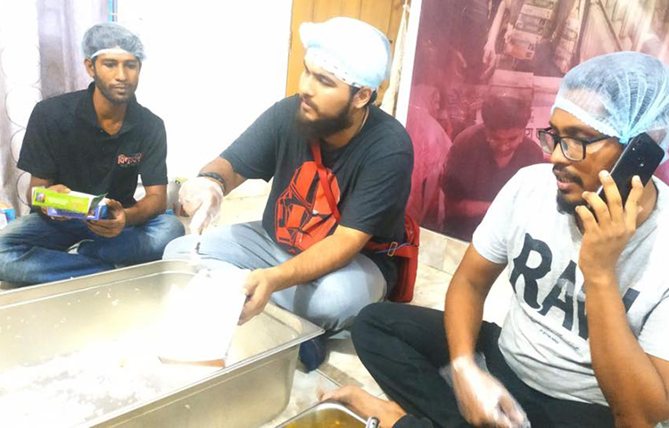 খাবার প্যাকেট করছেন নোবেল।