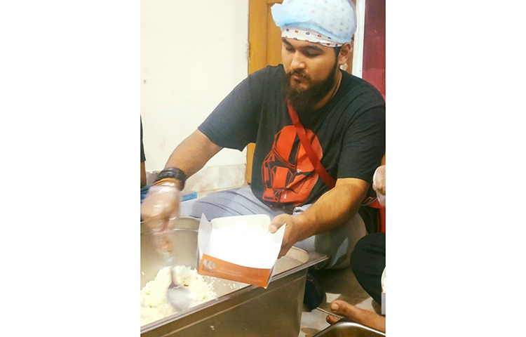 উত্তপ্ত রান্নাঘরে পথশিশুদের জন্য নোবেল খাবার প্যাকেট করে চলছেন।