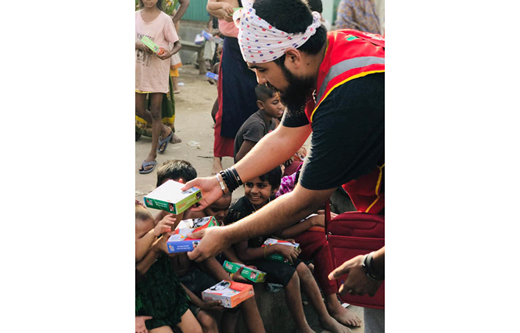 পথশিশুদের জন্য এ ধরনের কার্যক্রমকে উৎসাহিত করতে নোবেল এক টাকায় আহার কার্যক্রমে অংশ নিয়েছেন।