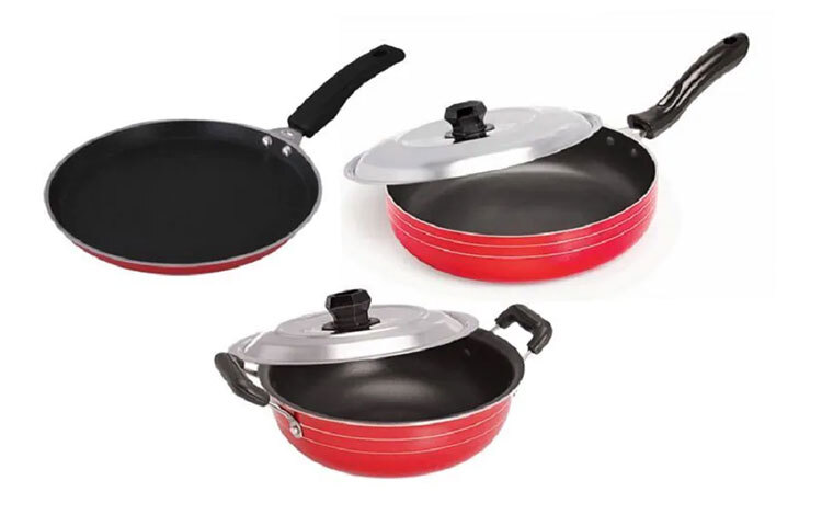 অনেক সময় ননস্টিক প্যান বা কুকার থেকে দেখা যায় কালো রঙের পরত উঠতে থাকে। সে সময় পাত্রটি ব্যবহার করা আর উচিত নয়। এই কালো পরত রান্নায় মিশে শরীরে গেলে ক্ষতি হয় । ছবি: সংগৃহীত