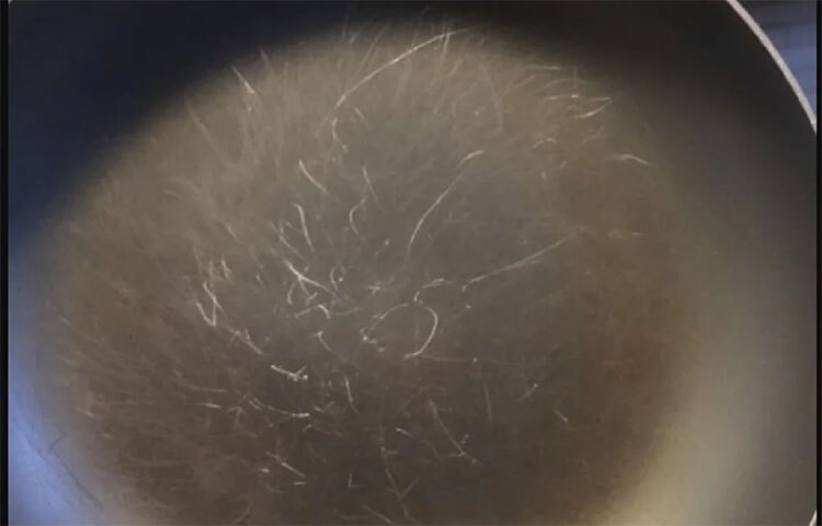 ননস্টিক পাত্রে সব সময় কাঠের খুন্তি ব্যবহার করা উচিত। কারণ স্টিলের খুন্তি থেকে ওই পাত্রে দাগ পড়তে পারে। এবং তার পরেই কালো চটলা ওঠে। যা ক্ষতিকর। এই রকম দাগ পড়ে গেলে বদলে নিন পাত্র। ছবি: সংগৃহীত