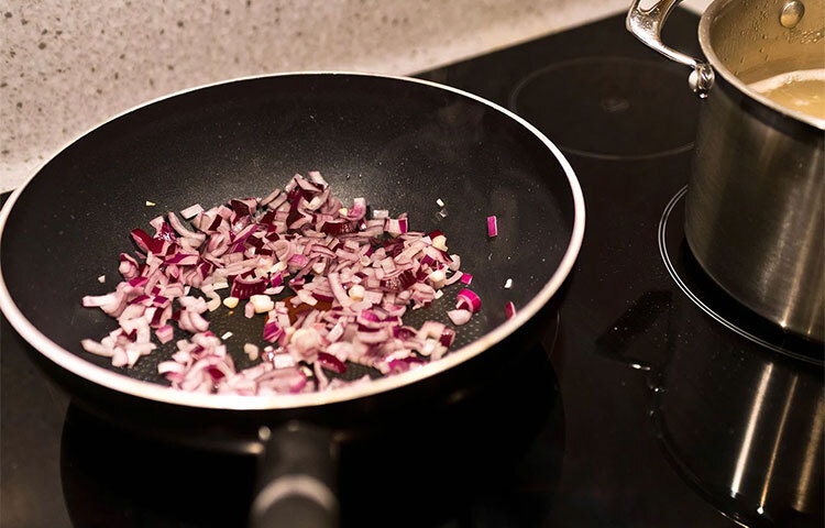 অনেক সময় ননস্টিক পাত্র বেকে যায়। তখনই সেটি বদলে নিন। কারণ বুঝবেন পাত্রটি বেকে গেছে মানেই খারাপ হয়ে গেছে। ছবি: সংগৃহীত