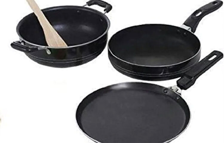 ননস্টিক পাত্র সব সময় নরম কিছু দিয়ে মাজুন। জালি বা ছোবড়া ব্যবহার করবেন না। এতে সেই চোকলা উঠে খারাপ হয়ে যাবে। ছবি: সংগৃহীত