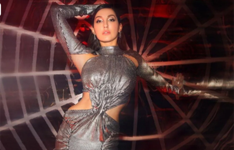 সোশ্যাল মিডিয়ায় ছবি পোস্ট করে প্রায়ই ঝড় তোলেন সুন্দরী নোরা ফাতেহি। কিছুদিন আগে সিলভার রঙের কাটআউট গাউনে উত্তাপ ছড়ালেন অভিনেত্রী। ছবি: সংগৃহীত