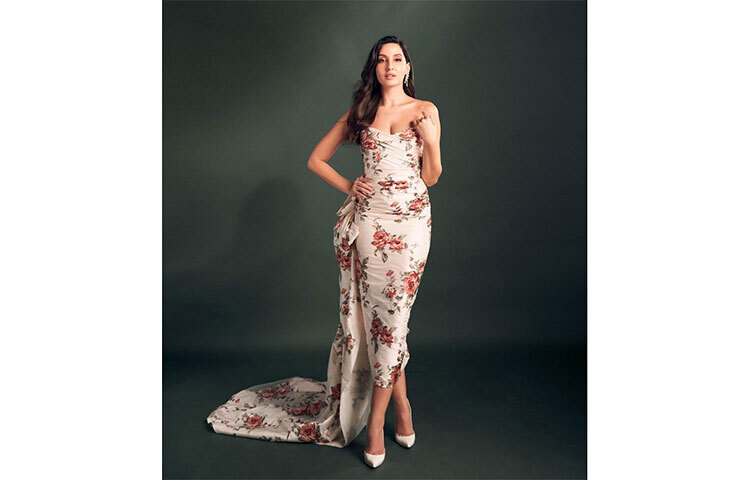 ফুল প্রিন্টের মিডি ড্রেসে নজরকাড়া নায়িকা। ছবি: সংগৃহীত