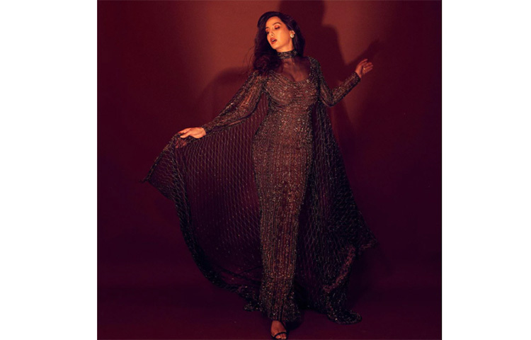 সিকুইন দেওয়া কেপ গাউনে যেন রূপকথার পরি নোরা। ছবি: সংগৃহীত