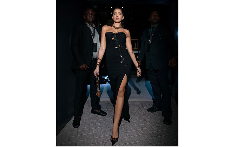 অফ শোল্ডার কালো ড্রেসে নোরা ফতেহি। ছবি: সংগৃহীত