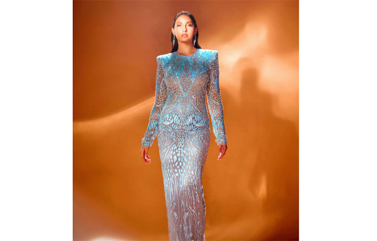 ট্রান্সপারেন্ট সিলভার গাউনে নোরা। সঙ্গে মানানসই সাজলেন তিনি। ছবি: সংগৃহীত