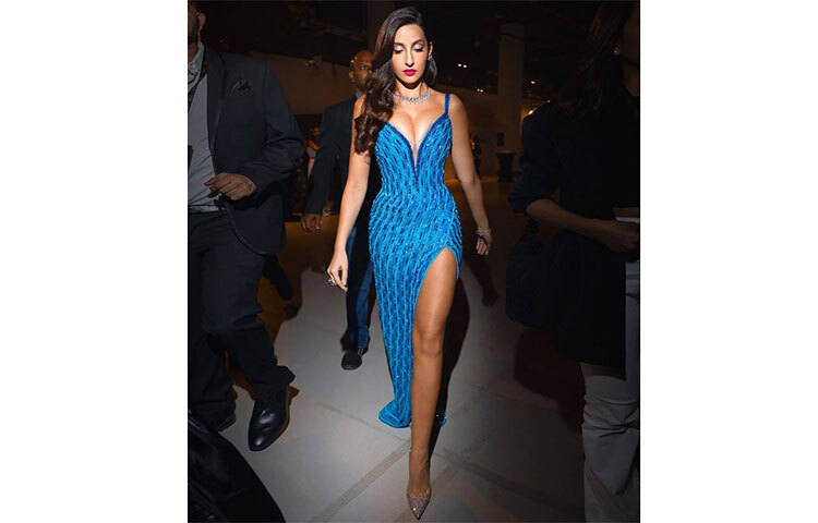 নীল ড্রেসে সুইটহার্ট নেকলাইন নোরার পোশাক। ছবি: সংগৃহীত