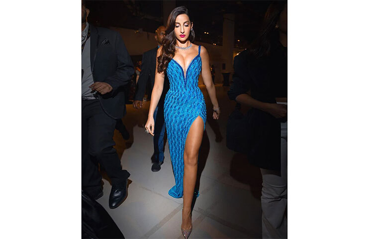 নীল ড্রেসে সুইটহার্ট নেকলাইন নোরার পোশাক। ছবি: সংগৃহীত