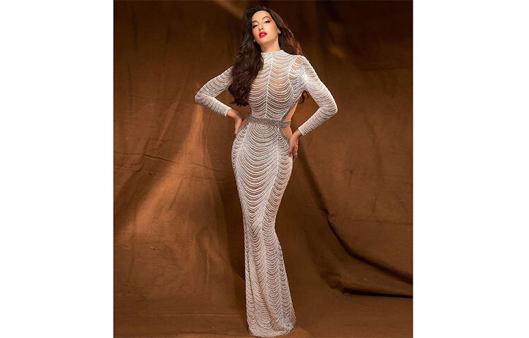 রুপালি পোশাকে আবেদরময়ী ধরা দিয়েছেন নোরা ফতেহি। ছবি: সংগৃহীত