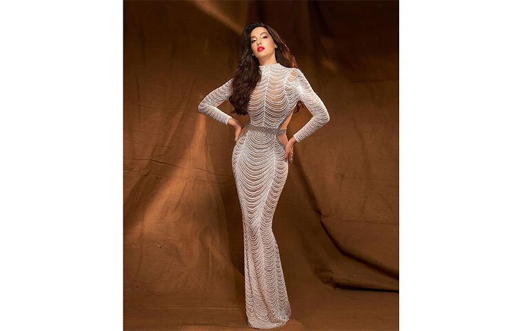 রূপালি পোশাকে আবেদনময়ী রূপে ধরা দিয়েছেন নোরা ফাতেহি। ছবি: সংগৃহীত